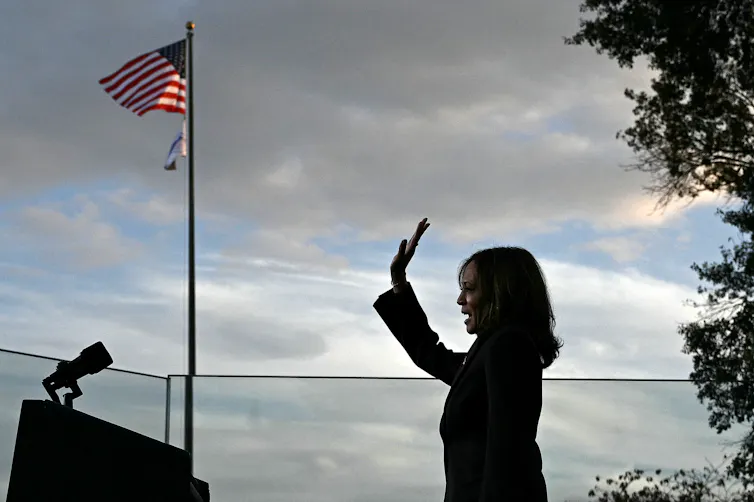 Kamala Harris quitte la scène en saluant ses partisans après avoir prononcé un discours à l’université Howard à Washington, le 6 novembre 2024