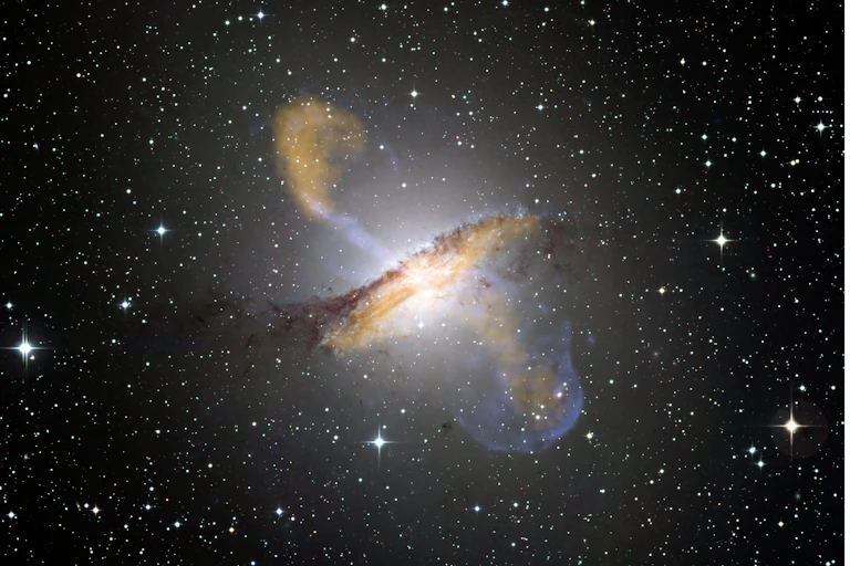 Image composite en couleurs de la galaxie Centaurus A, révélant les lobes et les jets émanant du trou noir en son centre.