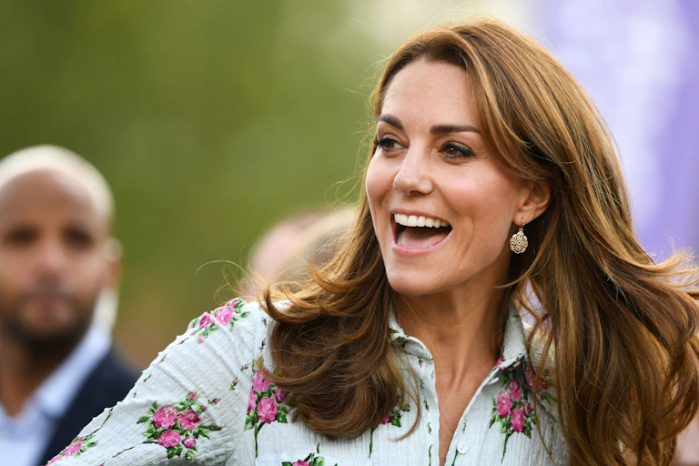 Portrait de Kate Middleton avec un large sourire.