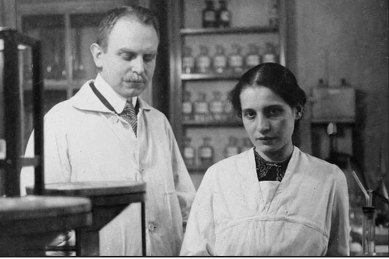 deux personnes dans un laboratoire
