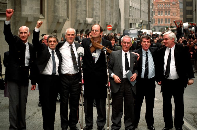 Birmingham Six comemora a vitória na rua.