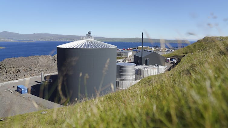 Tanques metálicos que forman parte de una planta de producción de biogás