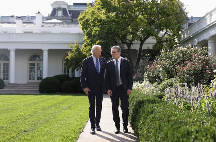 Joe Biden e Keir Starmer caminhando no jardim da Casa Branca
