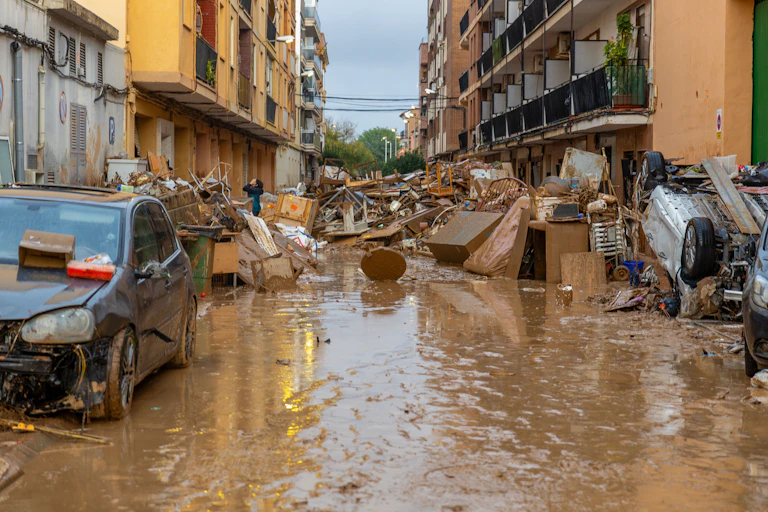 Imágenes del desastre causado por las inundaciones en Valencia debidas al paso de una dana el 29 de octubre.