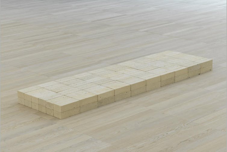 Série de blocs empilés sur le sol en forme de rectangle