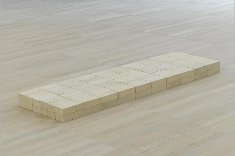 Série de blocs empilés sur le sol en forme de rectangle