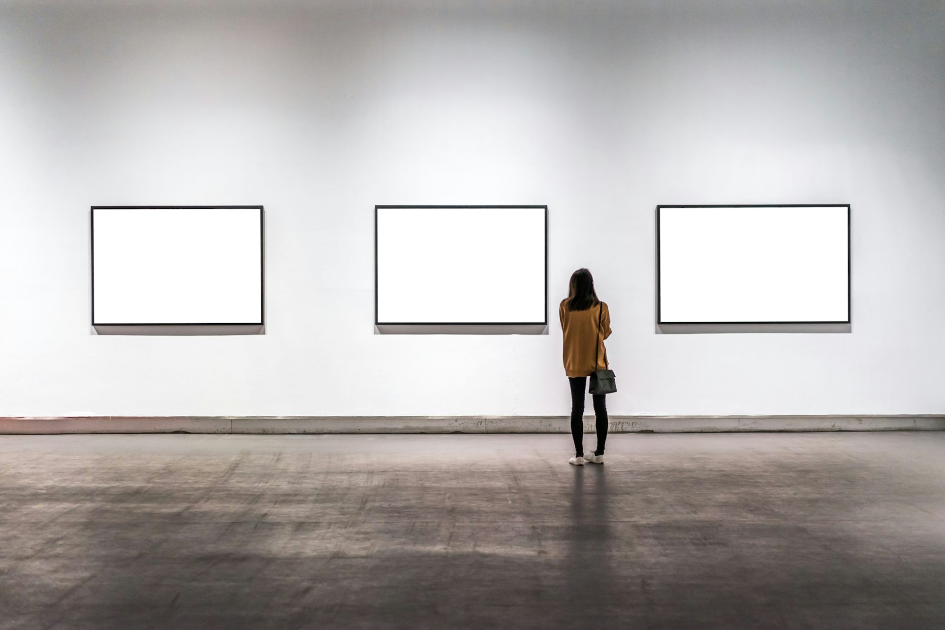 Una mujer ante lienzos en blanco.