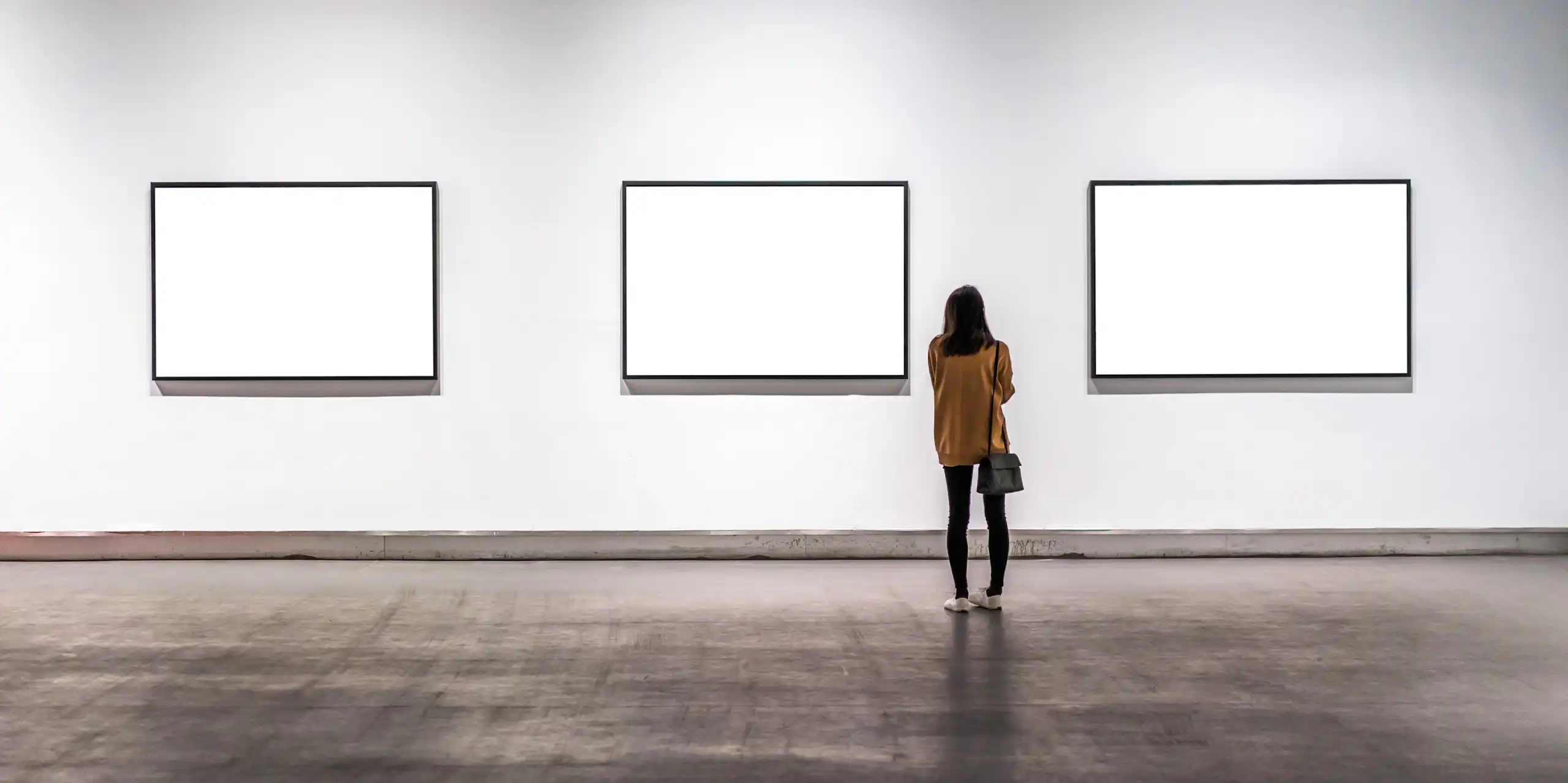 Una mujer ante lienzos en blanco.