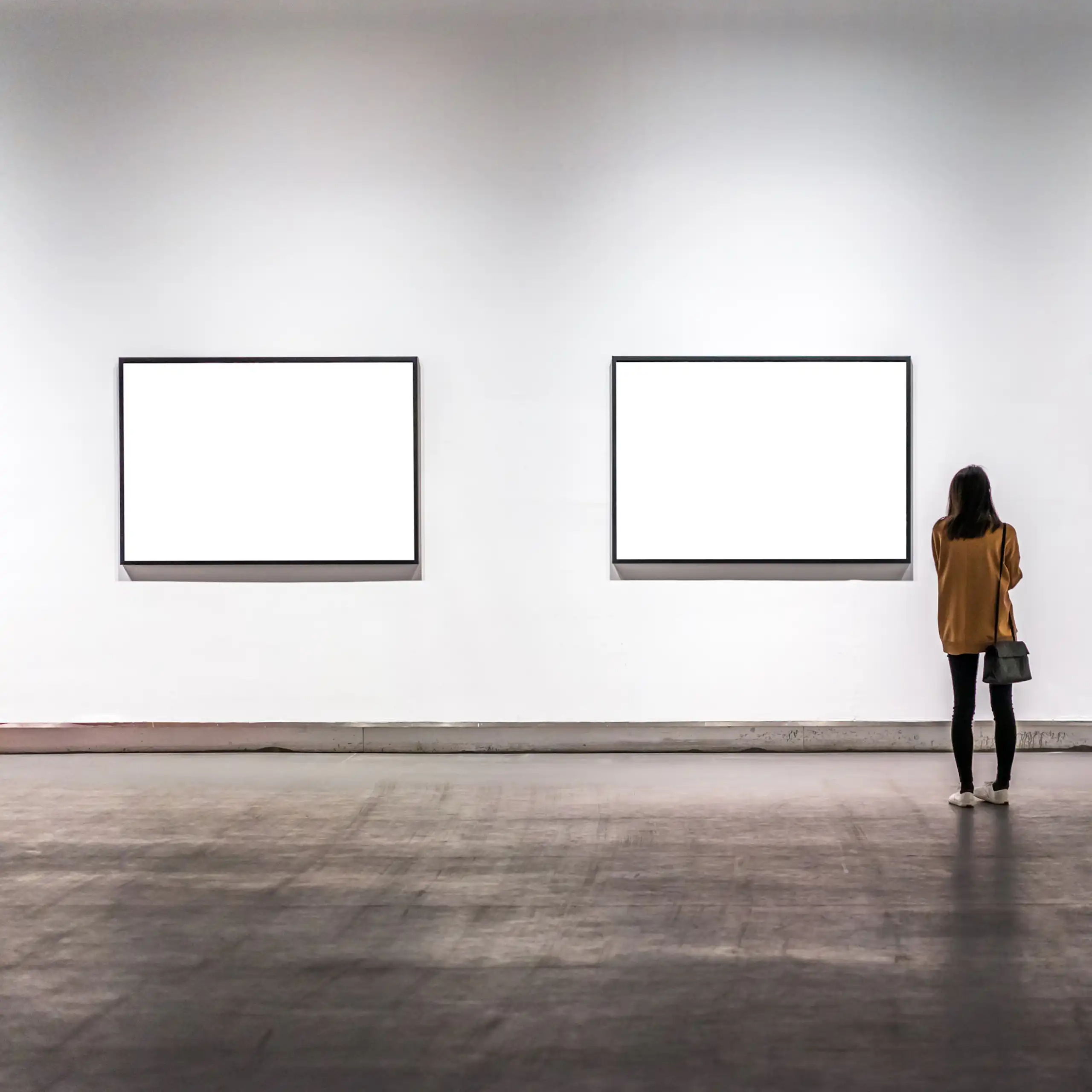Una mujer ante lienzos en blanco.