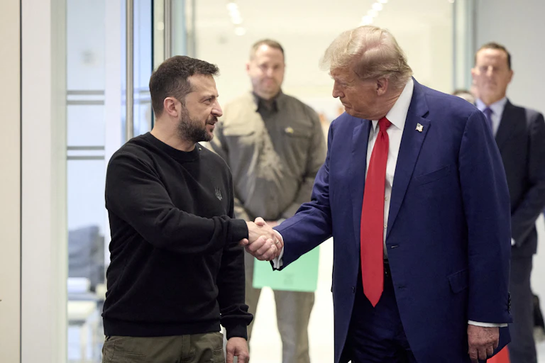 Le président des États-Unis Donald Trump serre la main du président ukrainien Volodymyr Zelensky