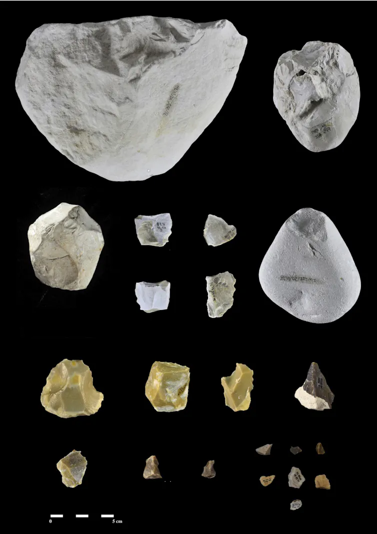 Selección de herramientas de piedra tallada. exhumadas en el yacimiento arqueopaleontológico de Barranco León (1,4 millones de años). Deborah Barsky / ProyectORCE