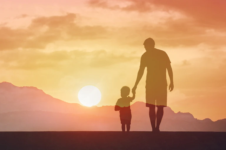 Un adulte donnant la main à un enfant