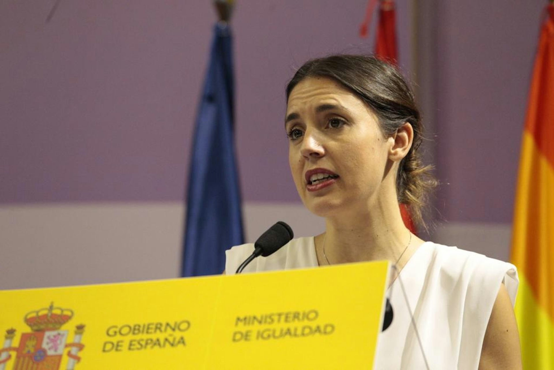 Irene Montero devant un pupitre