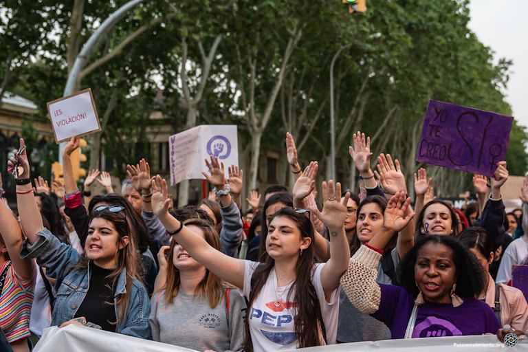 Manifestantes tenant des pancartes et des banderoles pour contester le premier verdict du procès de La Manada