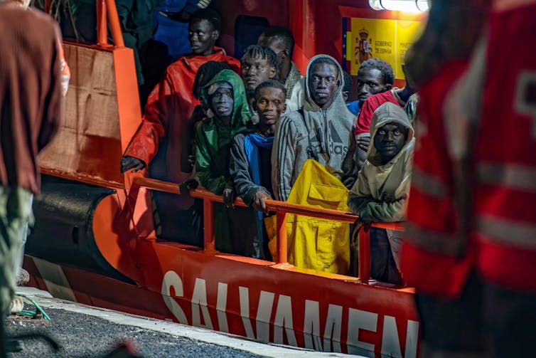 Des migrants attendent de débarquer du navire espagnol Guardamar Caliope de l’agence de recherche et de sauvetage en mer) après le sauvetage de deux bateaux, sur l’île canarienne d’El Hierro, le 20 septembre 2024