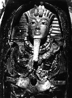 A máscara de Tutancâmon no local em 1925. Griffith Institute/Arquivos de Howard Carter.