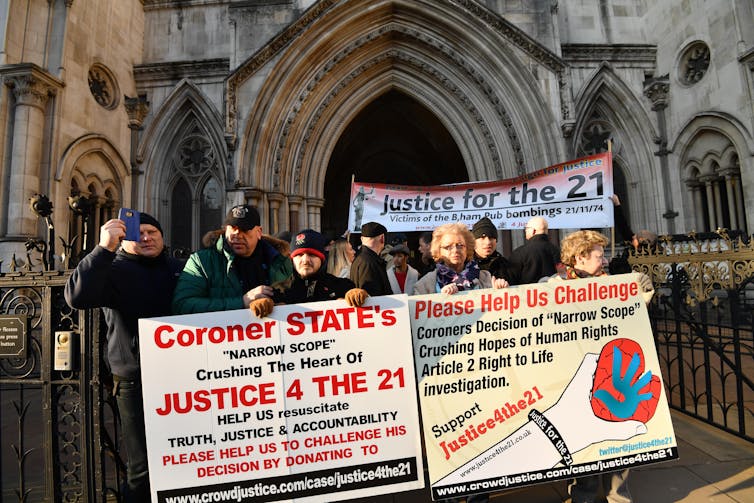 Manifestantes em frente ao Supremo Tribunal de Londres exigindo justiça para as 21 vítimas dos atentados bombistas em bares de Birmingham