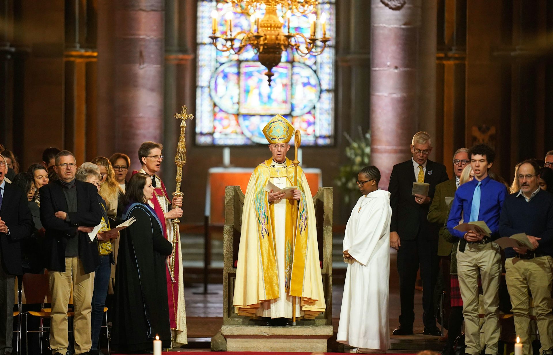 Justin Welby dando um sermão em uma catedral