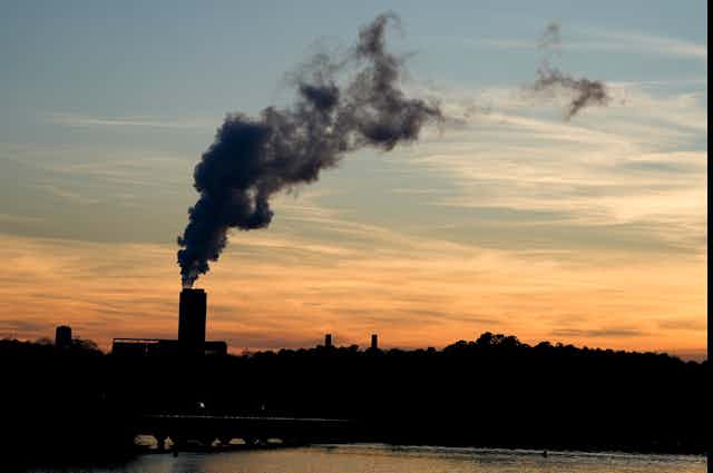 De la fumée s'élève d'une centrale électrique au charbon.