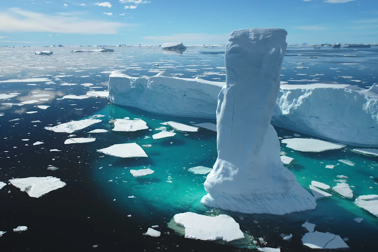 Um imponente iceberg derretendo no oceano gelado do Ártico.