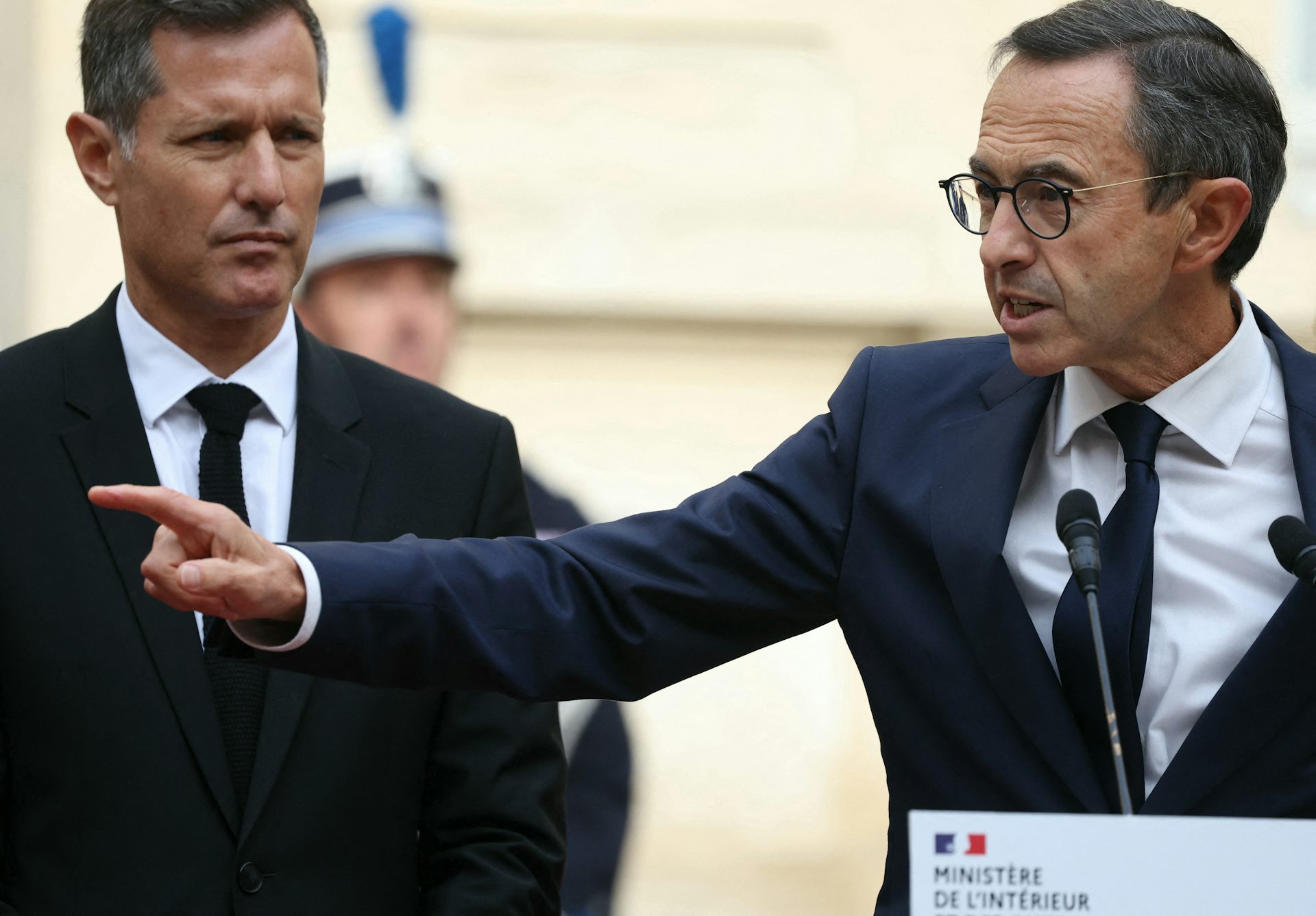 Le ministre français de l’Intérieur Bruno Retailleau prononce un discours sous le regard du ministre délégué à la Sécurité quotidienne Nicolas Daragon