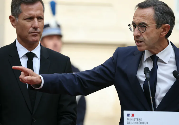 Le ministre français de l’Intérieur Bruno Retailleau prononce un discours sous le regard du ministre délégué à la Sécurité quotidienne Nicolas Daragon