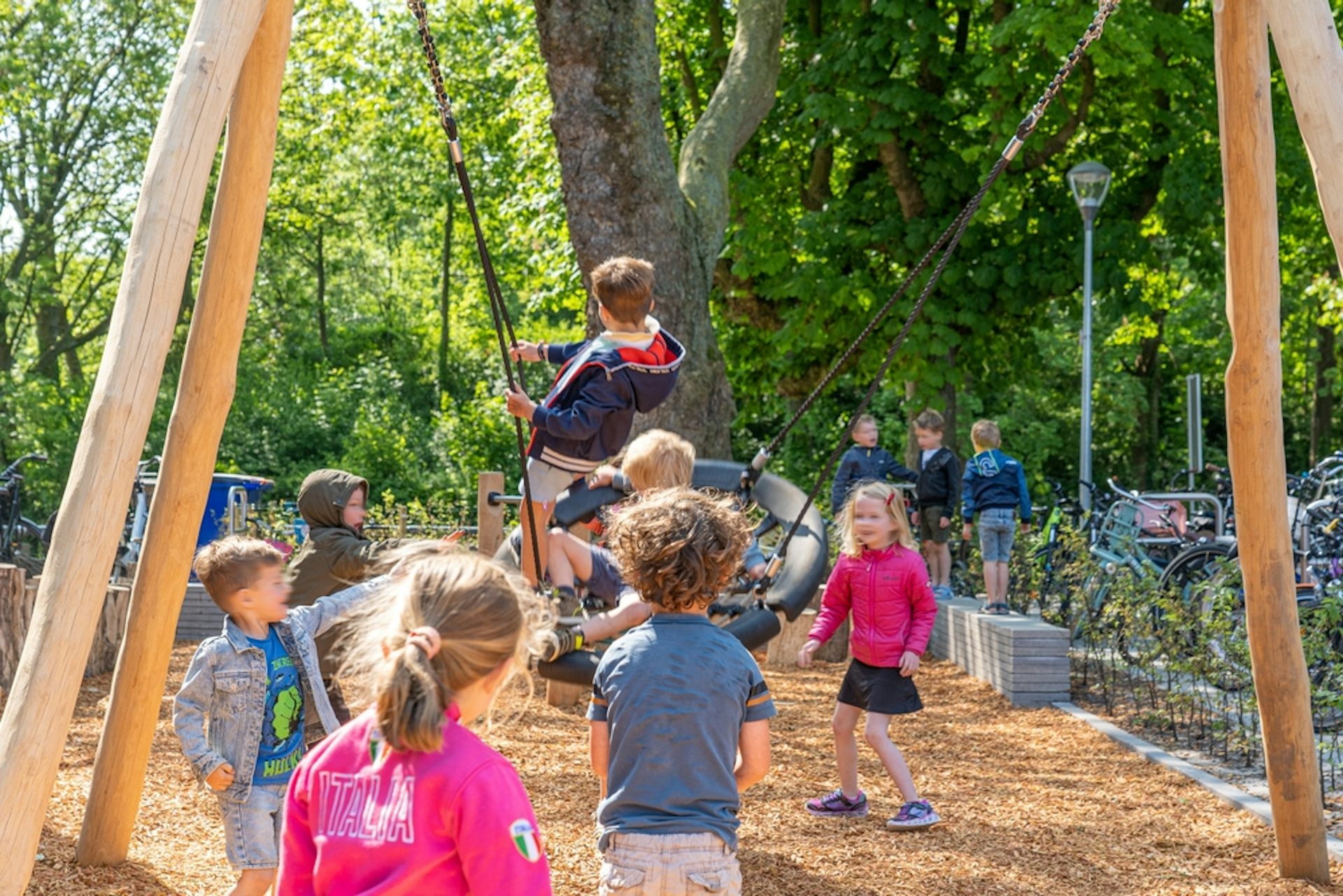 Des enfants d'école primaire sur une aire de jeux, en 2023, aux Pays-Bas.