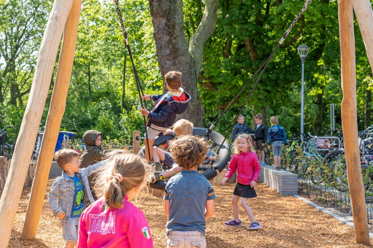 Des enfants d'école primaire sur une aire de jeux, en 2023, aux Pays-Bas.