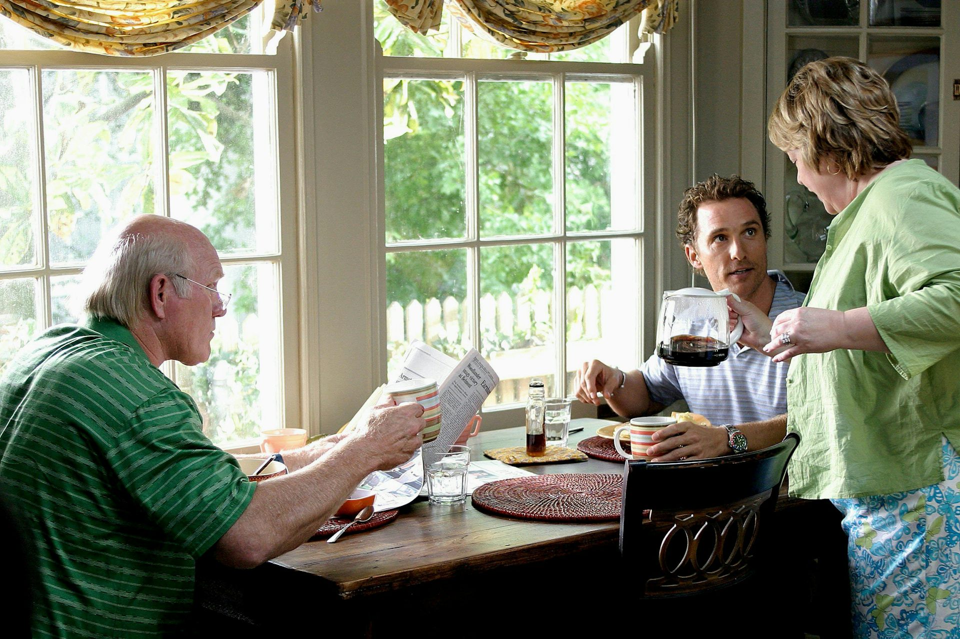 Matthew McConaughey sentado à mesa do café da manhã com Kathy Bates e Terry Bradshaw