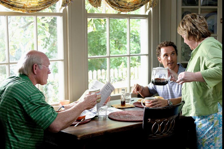 Matthew McConaughey sentado à mesa do café da manhã com Kathy Bates e Terry Bradshaw