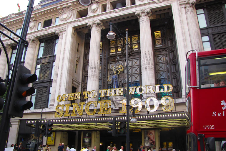 Ouvert au monde depuis 1909 est-il écrit en lettres dorées sur la façade du magasin de Selfridge