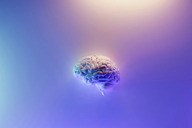 Un cerveau au milieu d’un halo de lumière et de couleurs