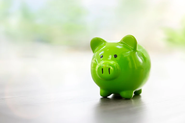 un cochon tirelire vert sur un fond flou