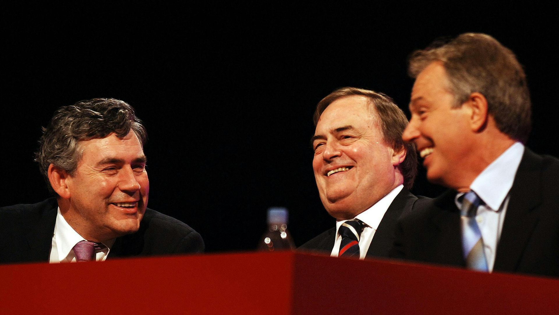 Mantendo a paz: Gordon Brown, John Prescott e Tony Blair.