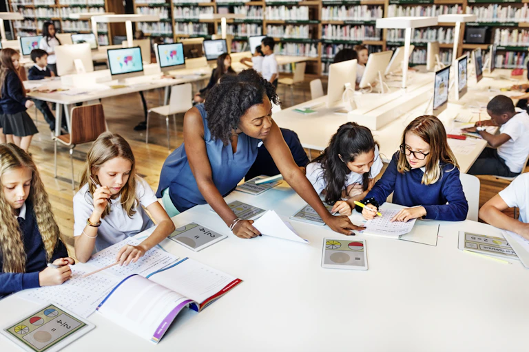 Un groupe d'élèves qui travaille en bibliothèque.