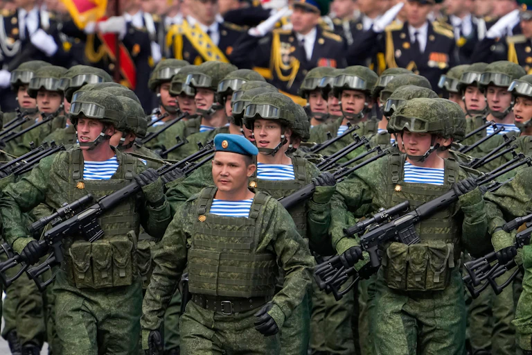 Russian soldiers bearing guns in a Victory Day parade.