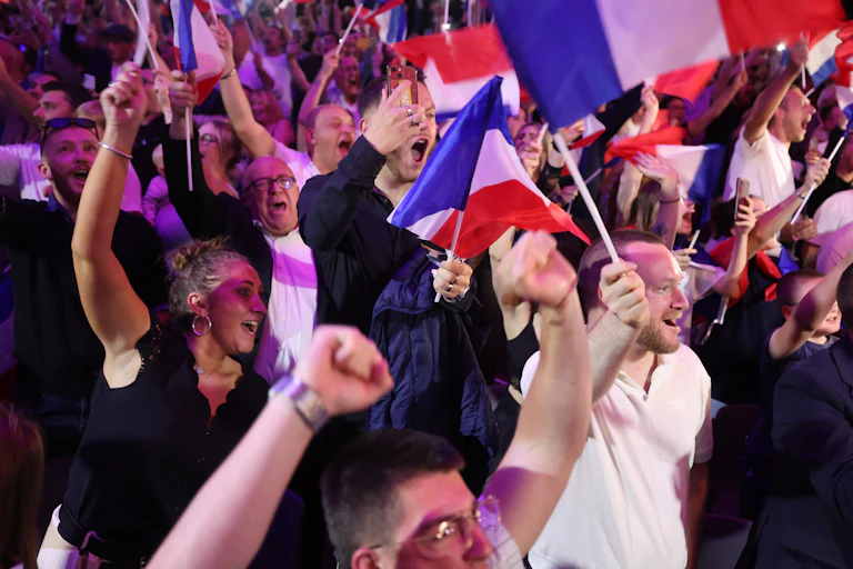 Des partisans du Rassemblement national lors de la soirée des résultats du premier tour des élections législatives, à Henin-Beaumont (62), le 30 juin 2024.