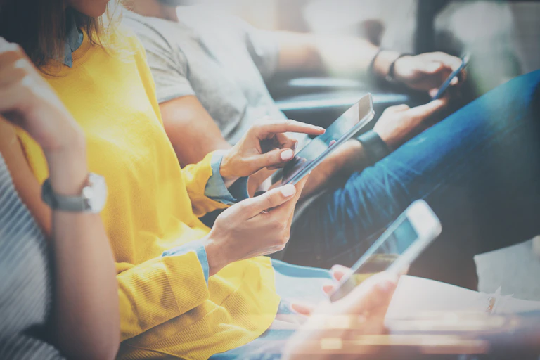 Des jeunes avec des smartphones