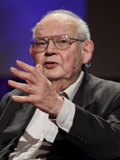Mandelbrot giving a talk in 2010