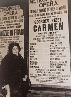 María Luisa Nache delante del cartel de la ópera Carmen en el Metropolitan Ópera de Nueva York, en donde interpretaba a Micaela.