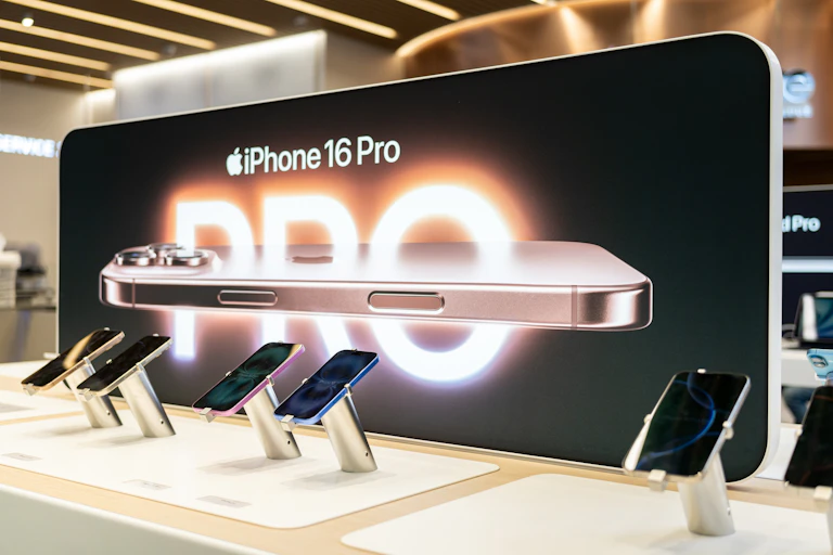 Stand de présentation de l'iPhone 16 Pro, dans un Apple Sotre.