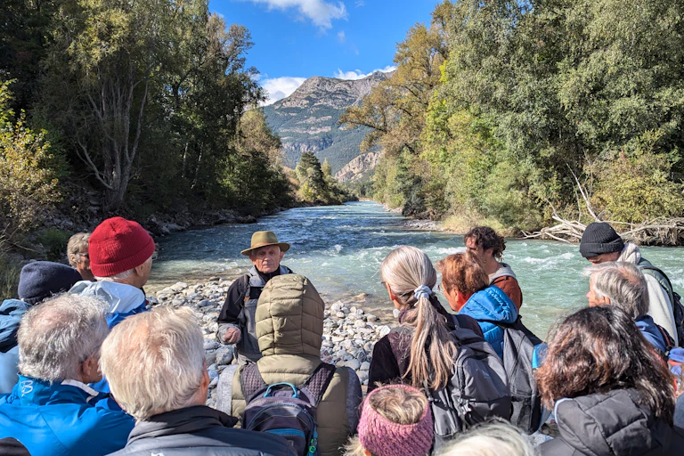 Un groupe citoyen discute des enjeux de gestion de rivière, lors d'une visite de terrain