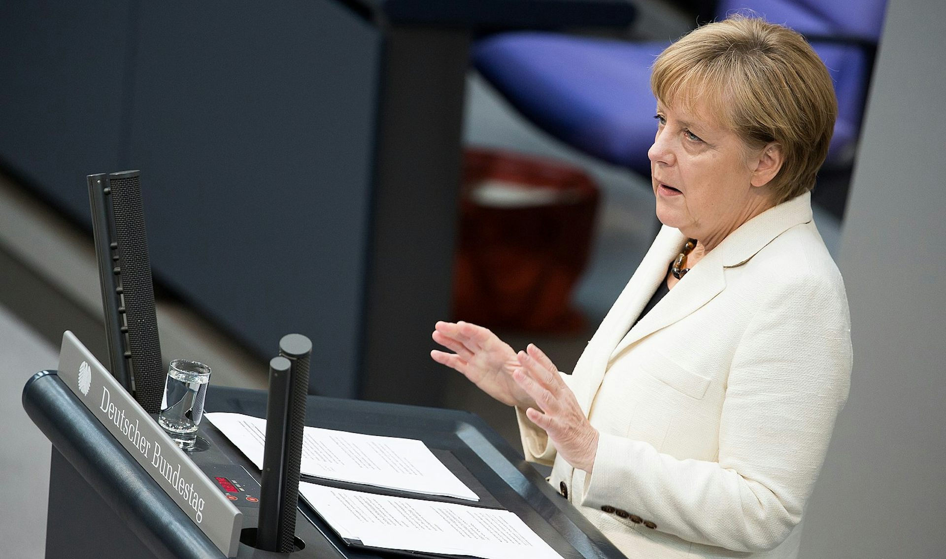 Angela Merkel devant un pupitre
