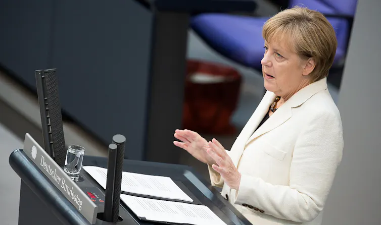 Angela Merkel devant un pupitre