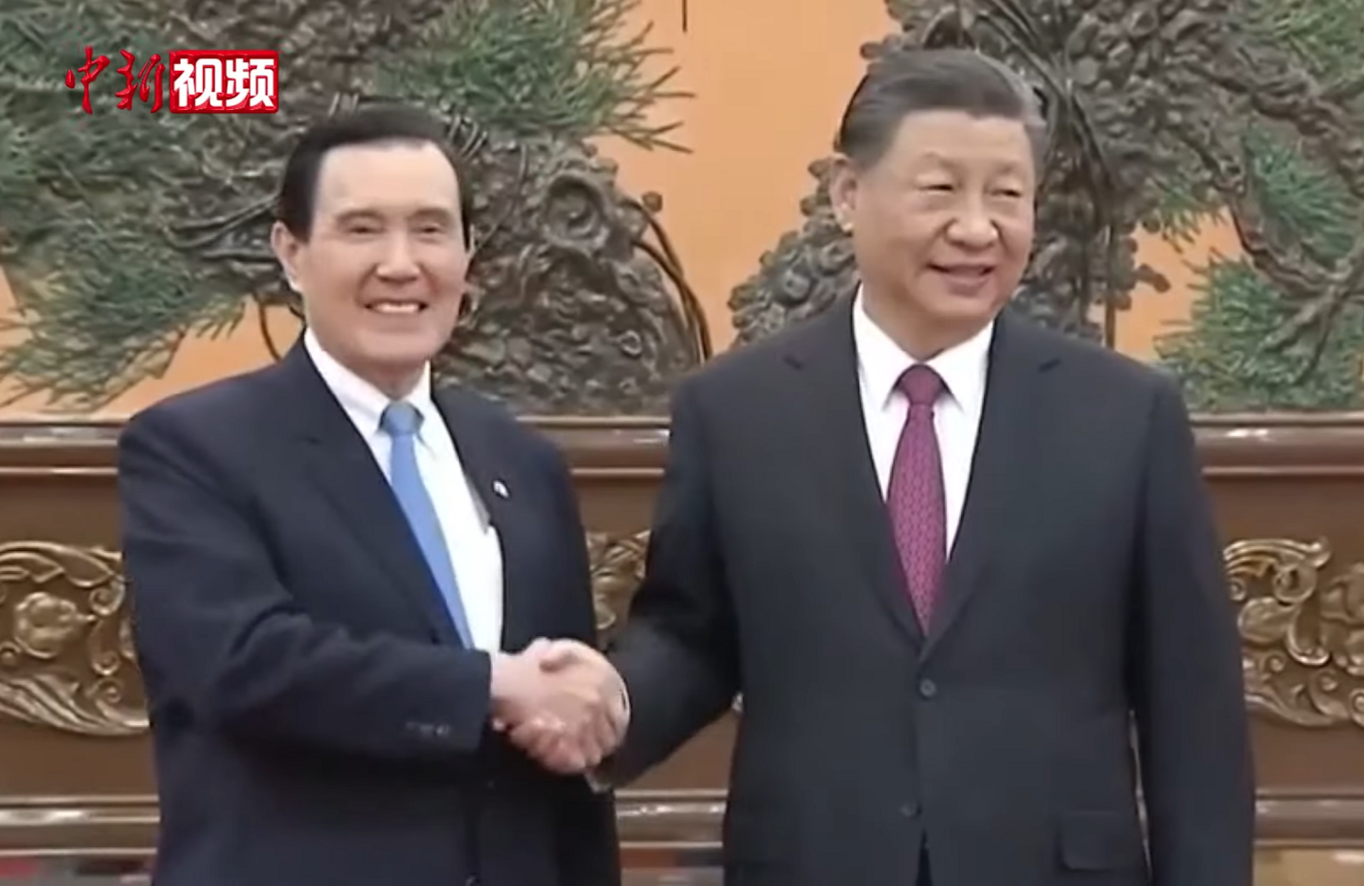 Deux hommes se serrant la main, à gauche Ma Ying Jeou et à droite, Xi Jinping