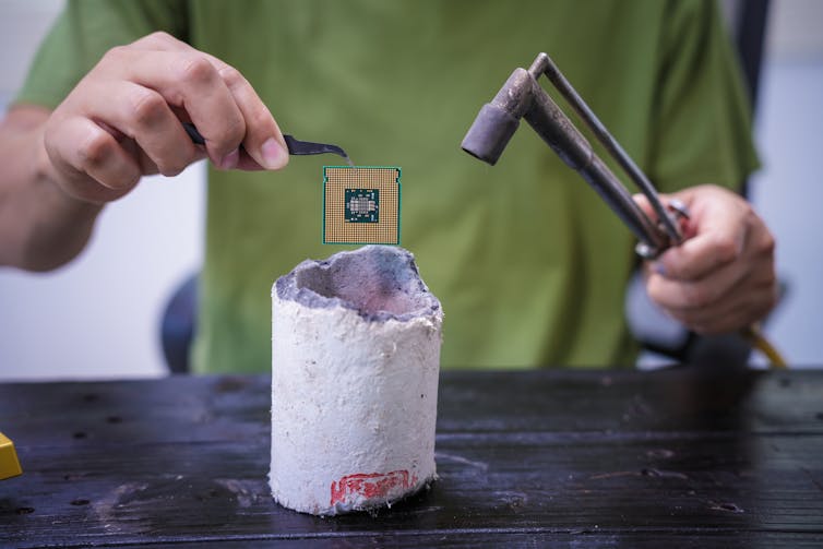 Gold extraction from electronics