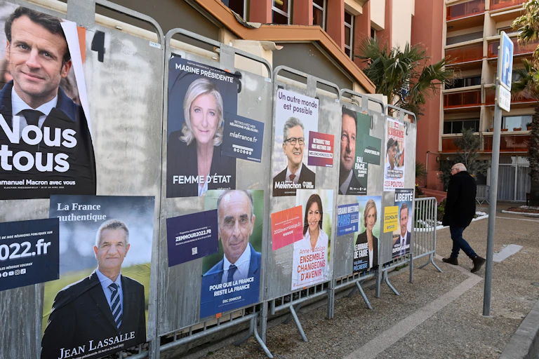 Les affiches officielles des candidats à l'élection présidentielle 2022.
