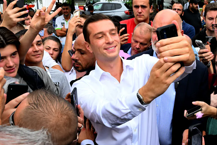 Jordan Bardella prend un selfie au Salon de l’agriculture de Chalons-en-Champagne (51), le 7 septembre 2024