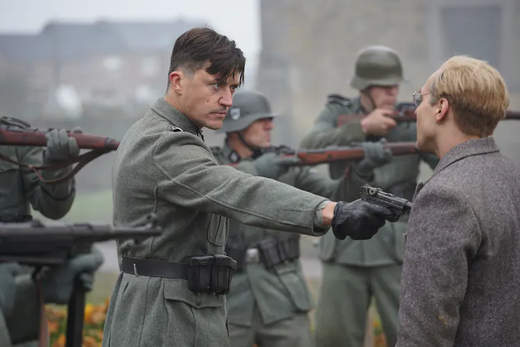 Nazis pointing a gun at Bonhoeffer