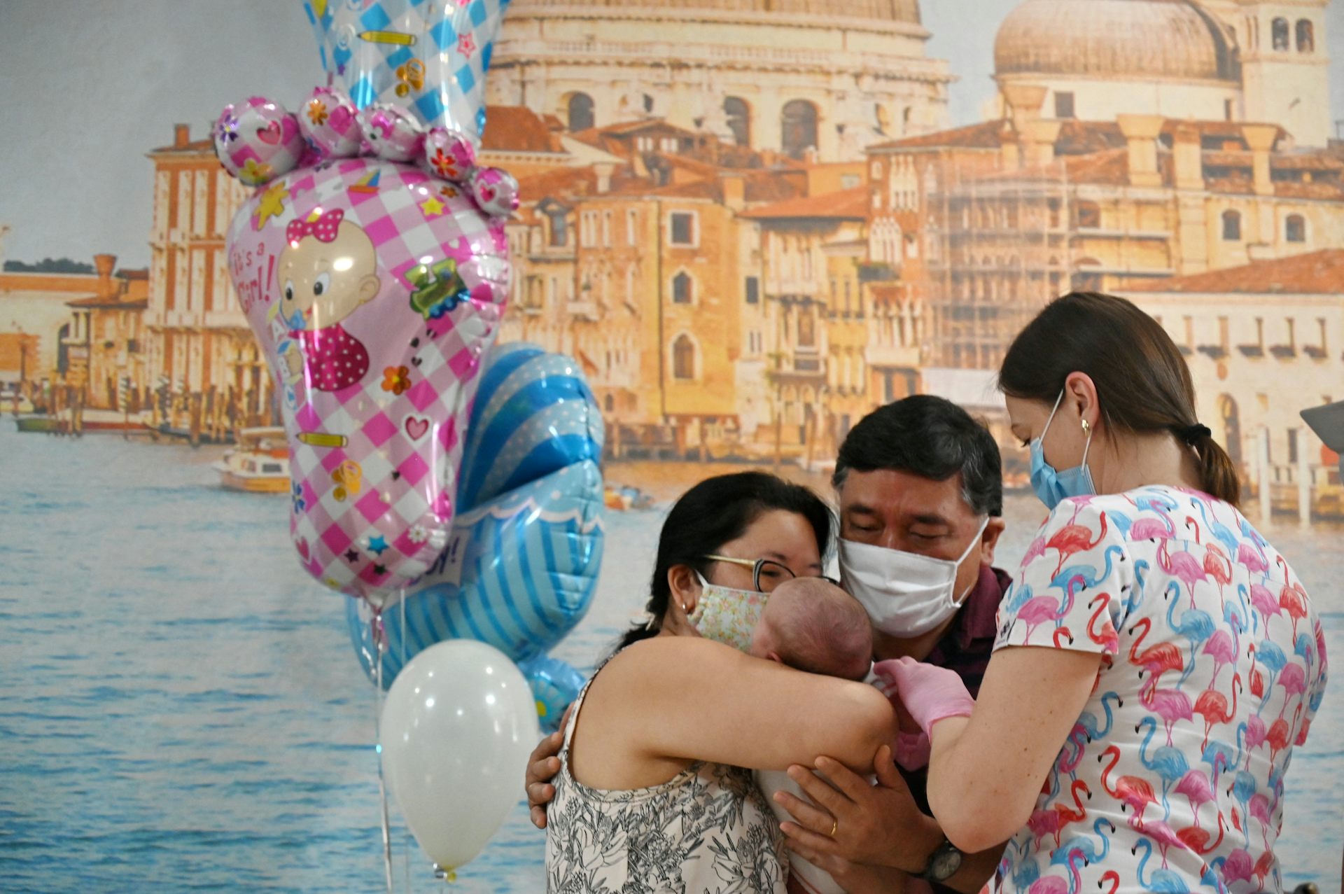 Un couple argentin récupèrent leur fils à l'hôtel Venice dans la capitale ukrainienne de Kiev, le 10 juin 2020.